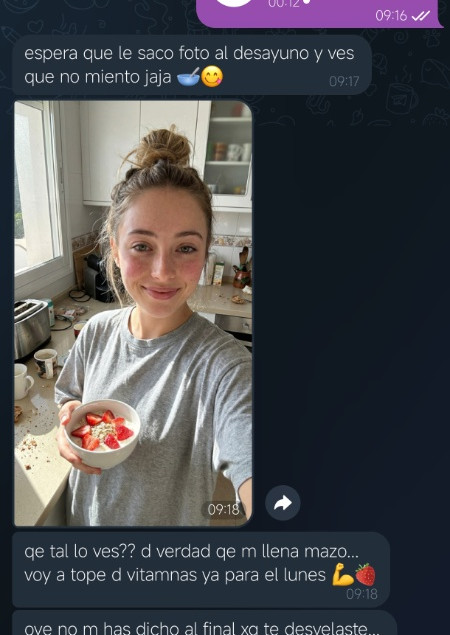 Screenshot: the identity sends a photo on its own initiative during the chat